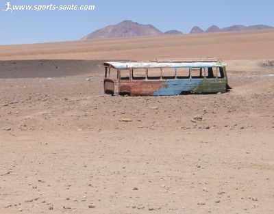 Photo d'un autocar abandonné sur l'Altiplano