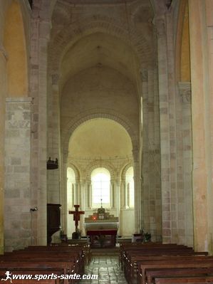 Photo de nef d'église romane
