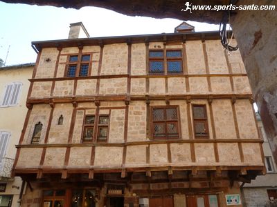 Photo de la maison à pans de bois sur la place au Blé de la Carnougue