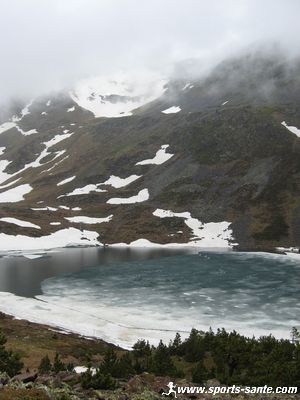 Photo d'un lac dit polaire au pied du Carlit
