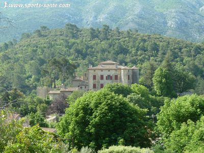 Photo du Château de Vauvenargues au pied du mont Sainte-Victoire