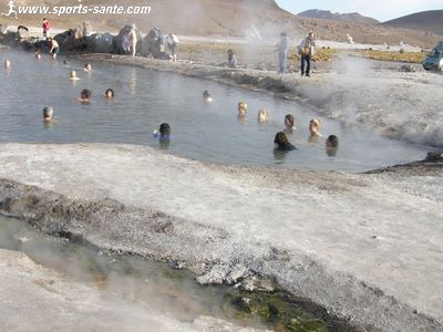 Photo de bains dans les sources près des geysers désert d'Atacama