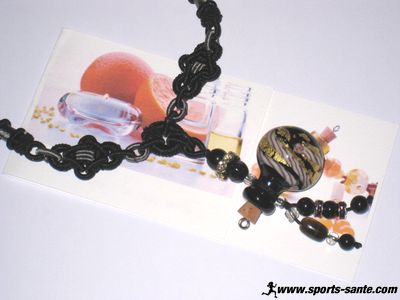 Photo de collier artisanal en verre soufflé