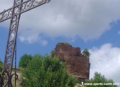 Photo du donjon carré à Combret en Aveyron<br /></div>Ruines du Château de Combret