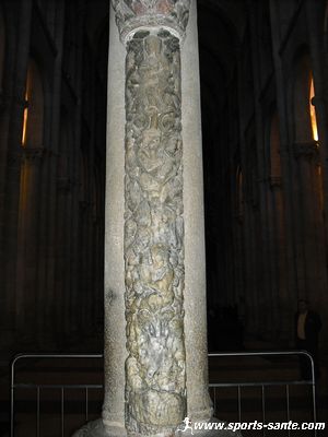 Photo de la colonne du portique de la Gloire à Compostelle