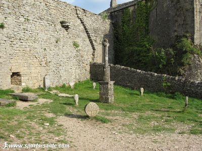 Image de stèles discoïdales sur tombes de La couvertoirade