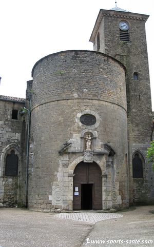 Photo de l'église romane de Sainte Eulalie dans l'Aveyron