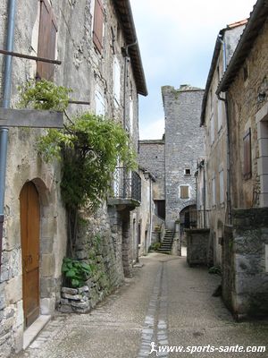 Image de rue médiévale dans un village des grands Causses du Larzac