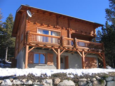 Maison ou chalet en rondins de bois brut - la fuste, habitat écologique des zones montagneuses