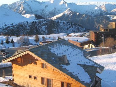 Photo d'un chalet des Alpes couvert de Lauzes