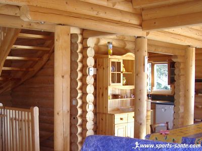 Image d'intérieur de chalet en rondin de bois