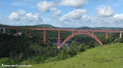 Vue générale du Viaduc de Garabit depuis l'aire panoramique