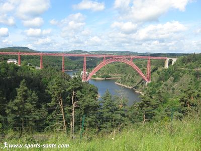 Photo du Viaduc de Garabit au dessus du Lac de Grandval