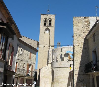 Photo de la place de l'Eglise de Montblanc.