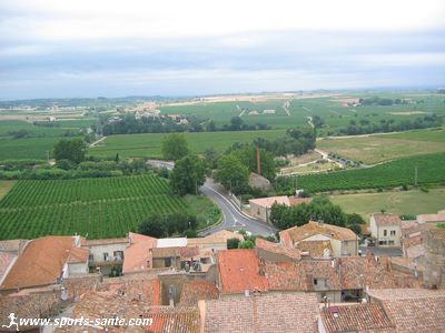 Photo du village de Montblanc et de son vignoble.