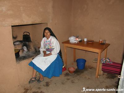 Photo d'une cuisinière à Amantani Pérou