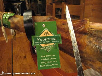 Photo d'un jambon pata negra sur son porte-jambons
