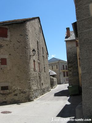 Vue d'une des petites rues de Latour de Carol.