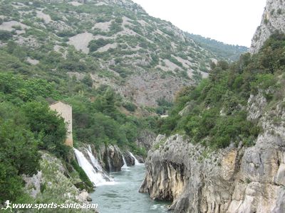 Photo de cascades dans les gorges de l'Hérault.