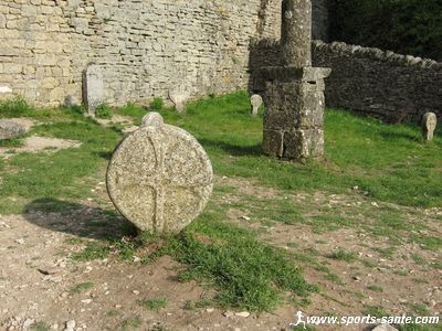 Stèle discoïdale surmontant une tombe de Templiers