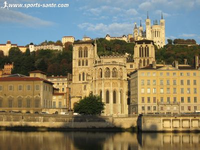 Photo de la basilique de Fourvière et de la cathédrale Saint-Jean depuis les quais de Saône à Lyon