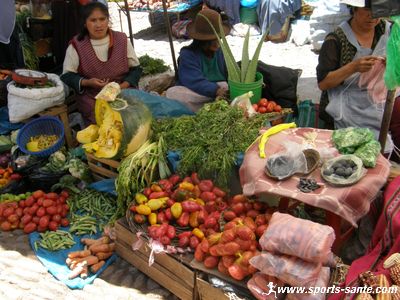 Sur le marché de Pisac au Pérou