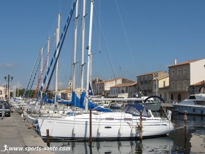 photo des quais proches des caves de Noilly-Prat à Marseillan