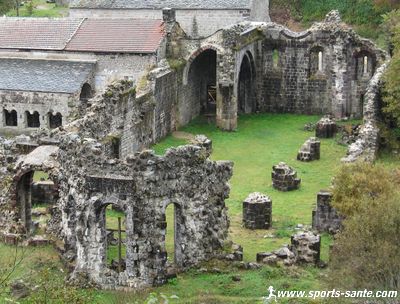 Photo des ruines de l'abbatiale fortifiée de Mazan en Ardèche
