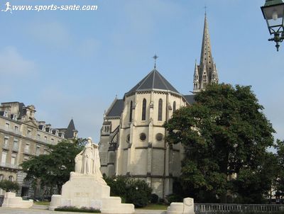 Photo de l'église Saint-Martin et du Monument aux morts de Pau