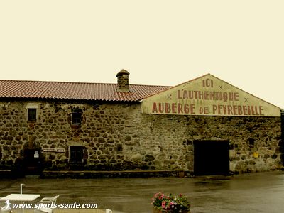 Vue de l'Auberge de Peyrebeille en Ardèche.