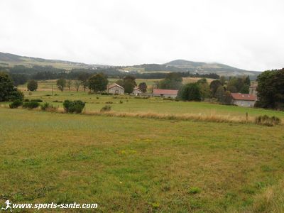 vue de fermes sur le plateau de Peyrebeille