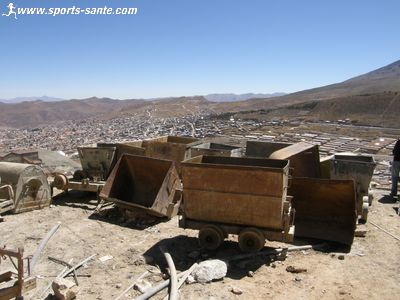 Photo des wagonnets de la mine de Potosi