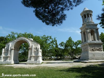 Photo du mausolée et de l'arc de triomphe de Glanum à St Rémy de Provence