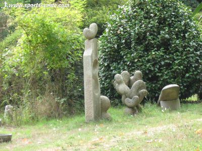 Photo de sculptures celtiques de Ronan Suignard jardin du Trévoux