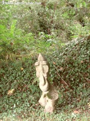 Photo de statuette en granite par Ronan Suignard