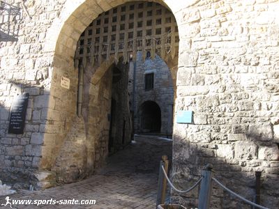 Photo de la Porte fortifiée du Peyrou à Séverac en Aveyron