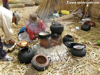 Photo d'une cuisinière Uros au Titicaca Pérou