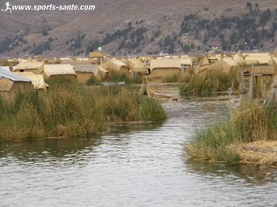 Photo de village flottant sur le Titicaca