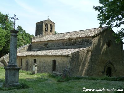 Photo de la chapelle Saint-Barthélémy et de vieux cimetière à Vaugines