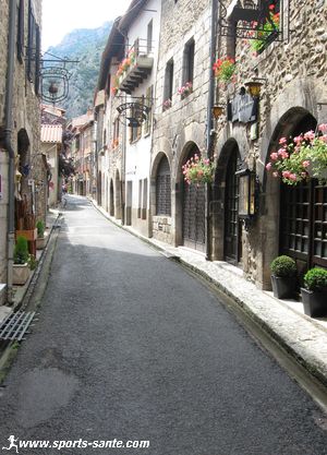 Vue de la rue principale de Villefranche de Conflent.