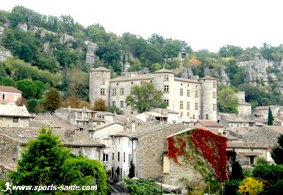 Vogüé, village médiéval en Ardèche méridionale Région Rhône-Alpes