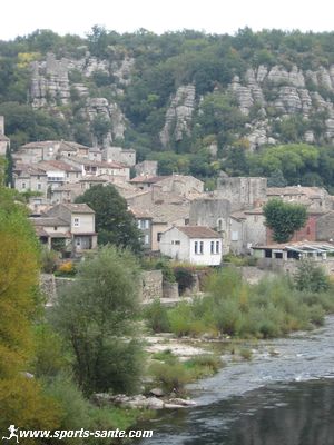 Vue du village de Vogüé en Ardèche