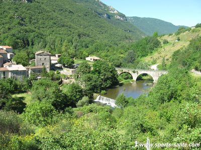Photo du vieux pont d'Aulas sur la rivière Arre