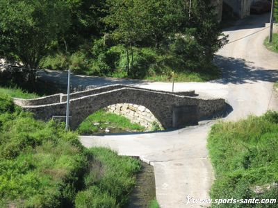 Photo d'un pont enjambant la rivière Arre