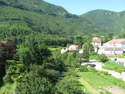 Photo de la vallée encaissée au bord de l'Arre dans le Gard