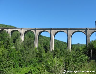Photo d'un pont viaduc dans une vallée du Gard