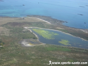 Vue aérienne de l'Ile du Loc'h ou du Loch dans l'Archipel des Glénan