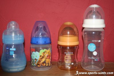 Photo de biberons en plastique