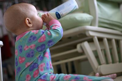 Photo de bébé qui boit le biberon