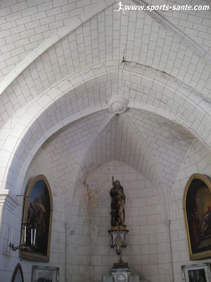 Photo de l'intérieur de la chapelle néo-gothique à Tourbes